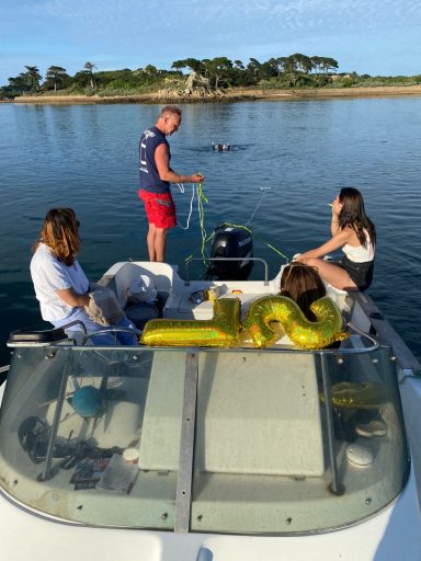 Bateau avec trois personnes pour jet ski